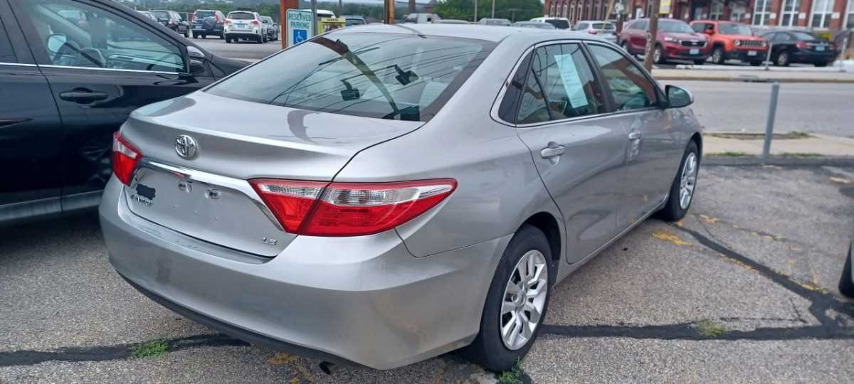 Toyota Camry Image 2
