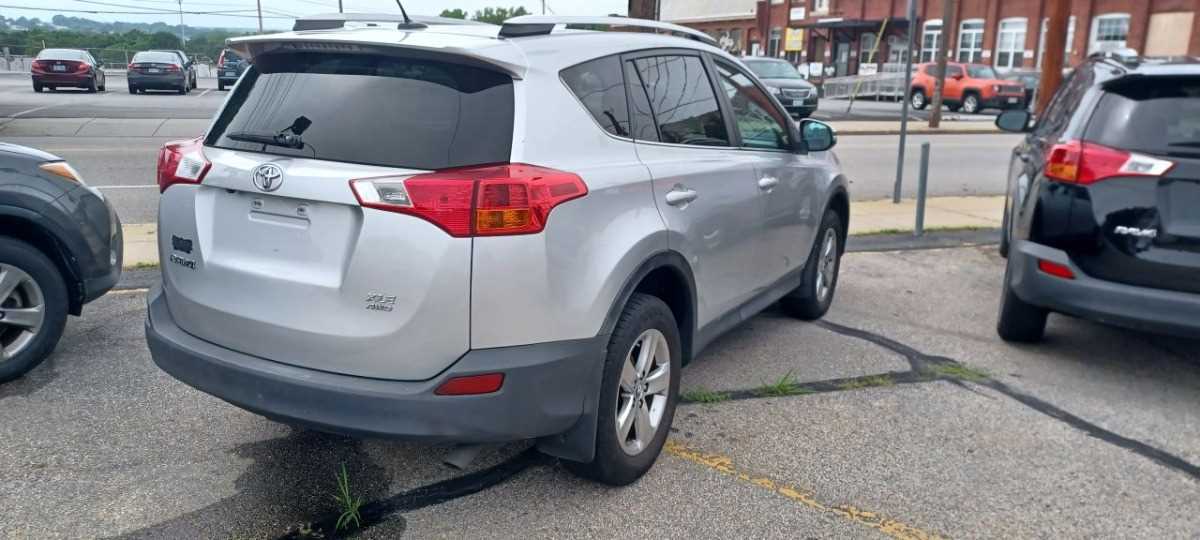 Toyota RAV4 Image 2