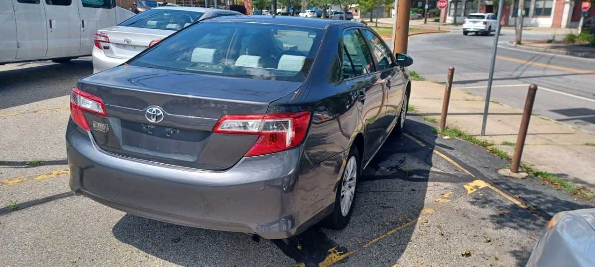 Toyota Camry Image 2