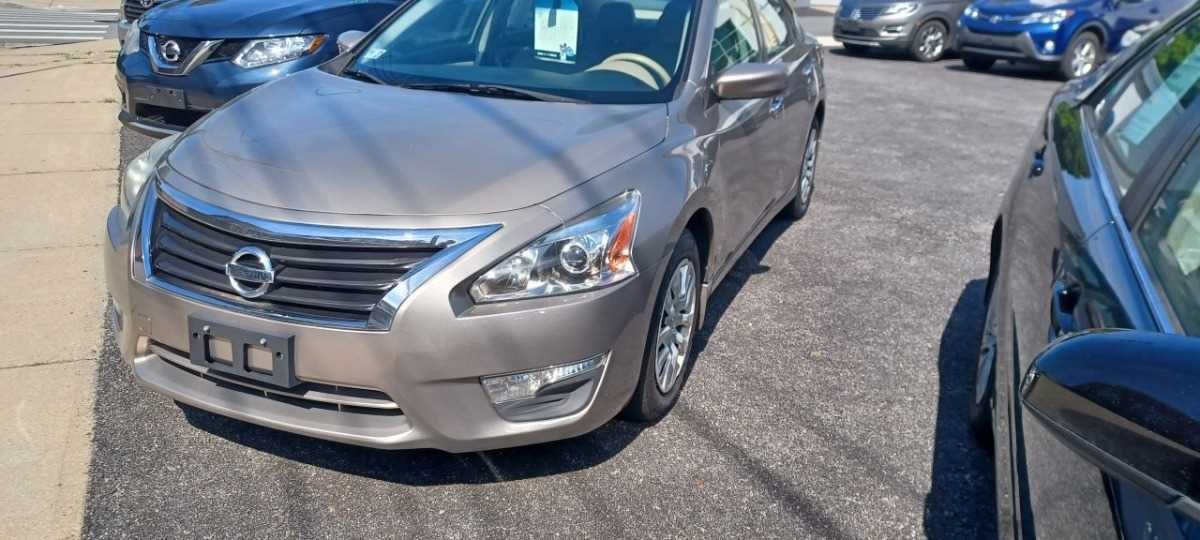 Nissan Altima Image 1