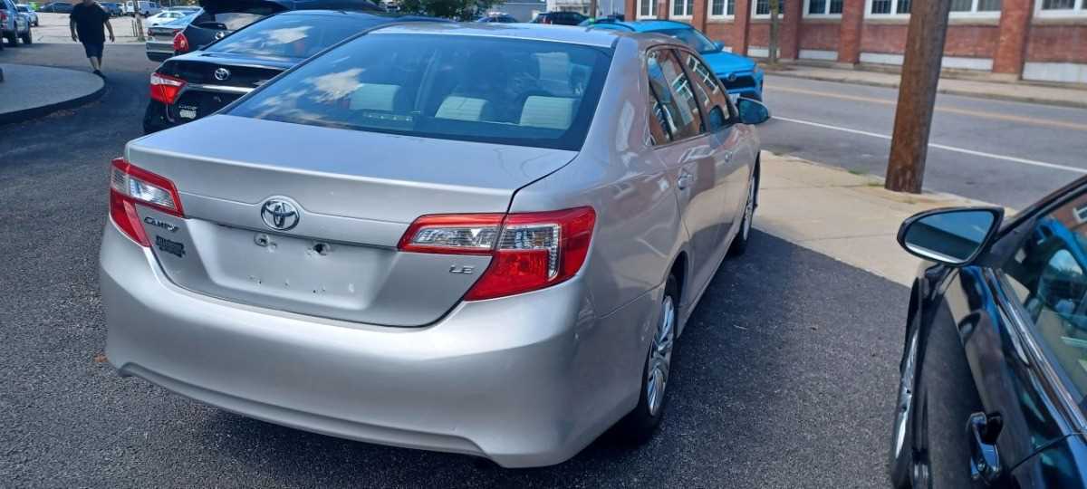 Toyota Camry Image 2